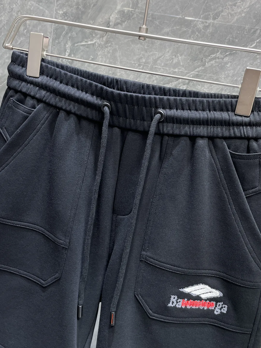 Balenciaga's three-standard complete 2026 summer New Arrival men's casual shorts, advanced custom-made Breathable fabric, Breathable fabric, extremely stretchy and comfortable, impeccable details, top-grade accessories, original logo design concept, delicate and soft feel! The upper body fit is awesome! Size: M-XXXL Please state your height and weight when ordering